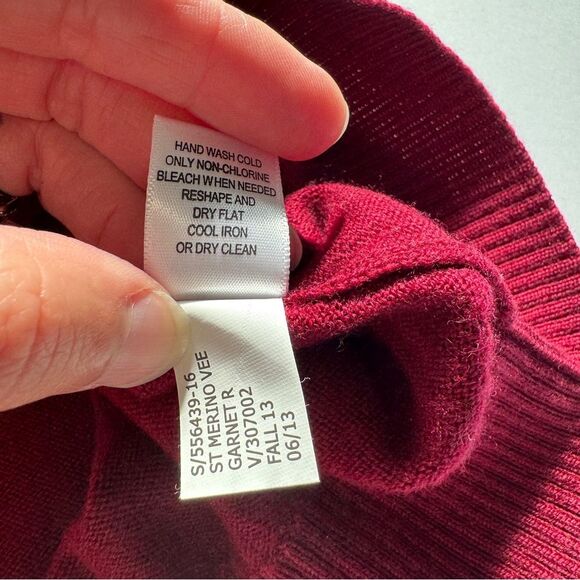 Banana Republic Merino Wool Red V-Neck Sweater Size Medium - Picture 6 of 7